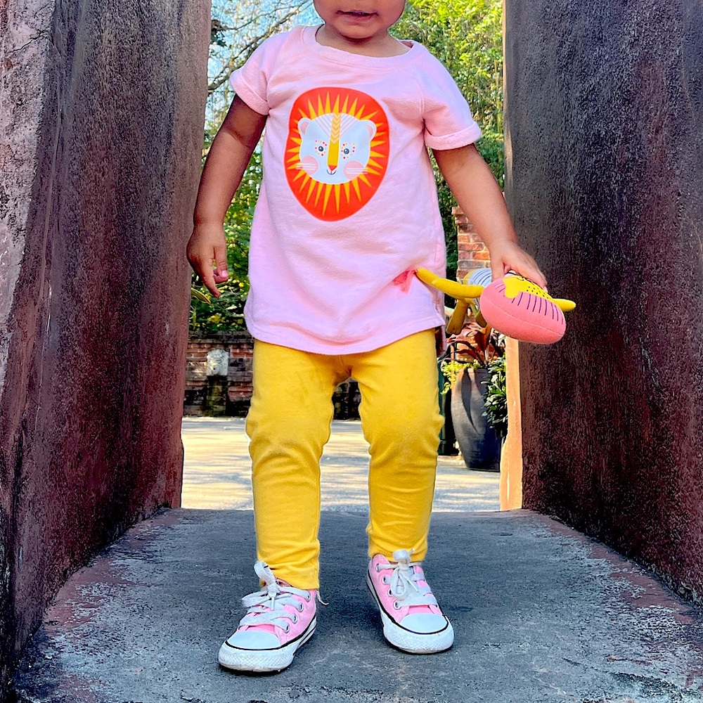 Pink shirt with lion print